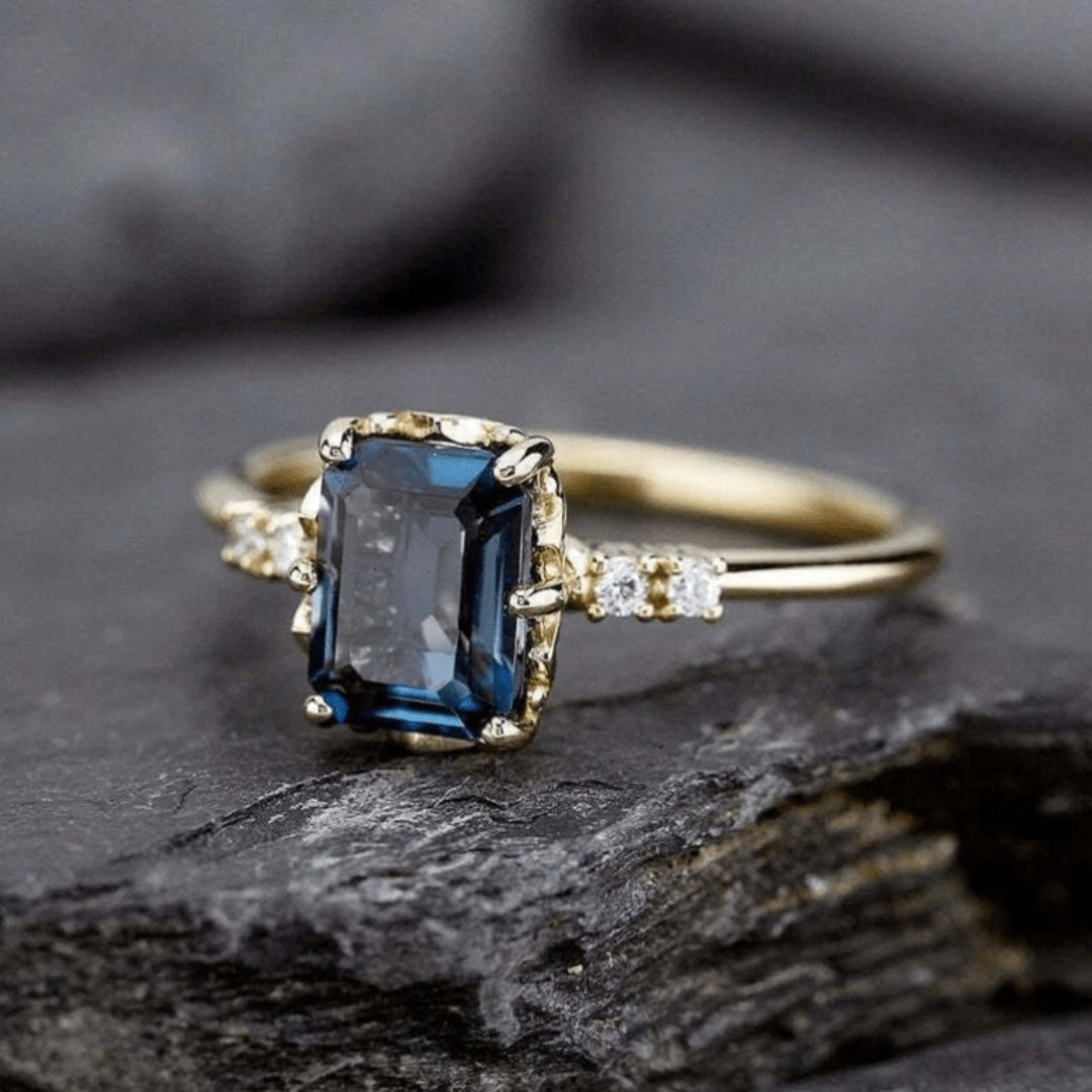 Anel de cristal azul vintage com ouro Olívia Boutique Joias