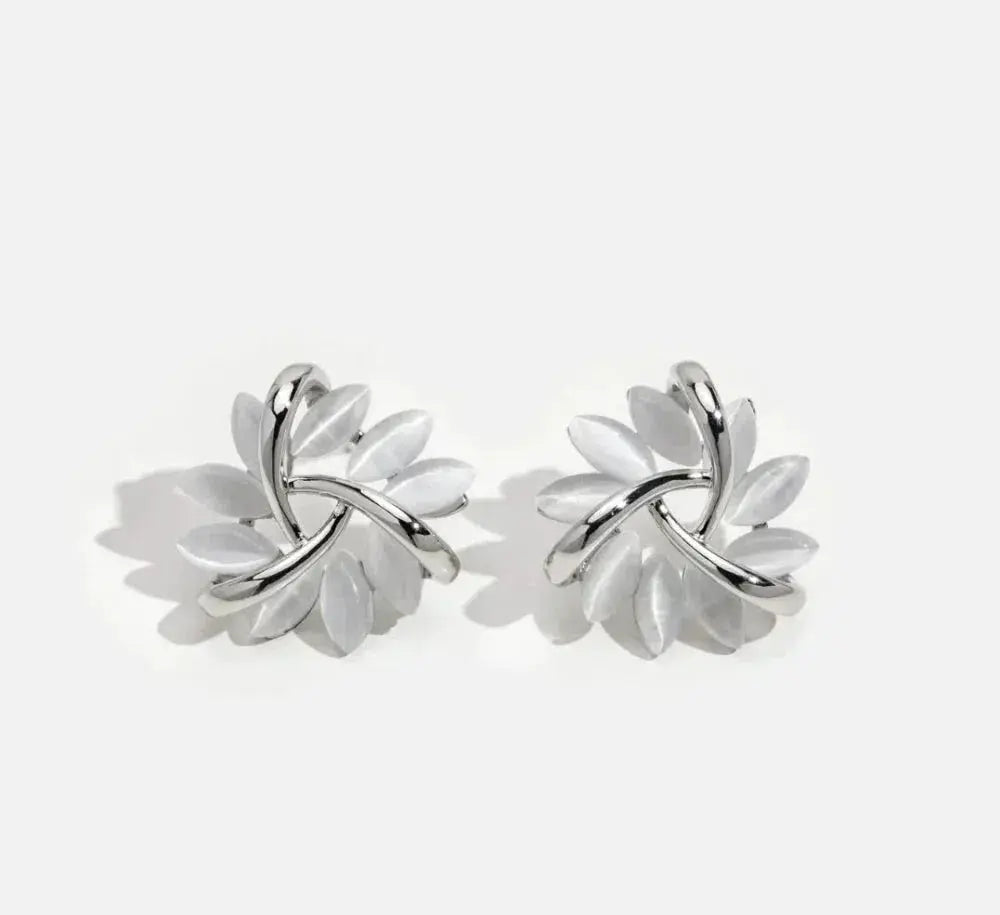 Brincos circulares de pétalas de opala elegantes e sofisticados na cor dourada Olívia Boutique Joias